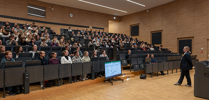 Dean Prof. Dr. Daniela Dieterich welcomes the new first-year students to the School of Medicine at Otto von Guericke University Magdeburg.
